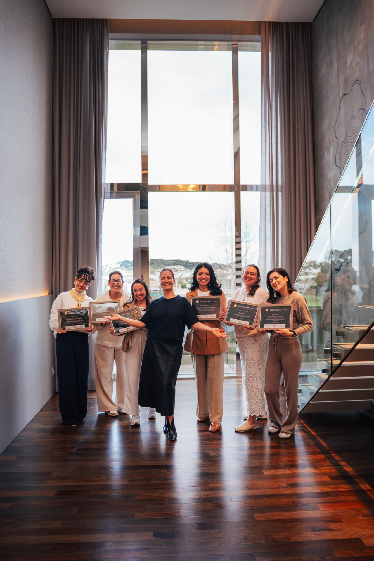 Turma de alunas formadas no SPA de Encantamento com seus certificados